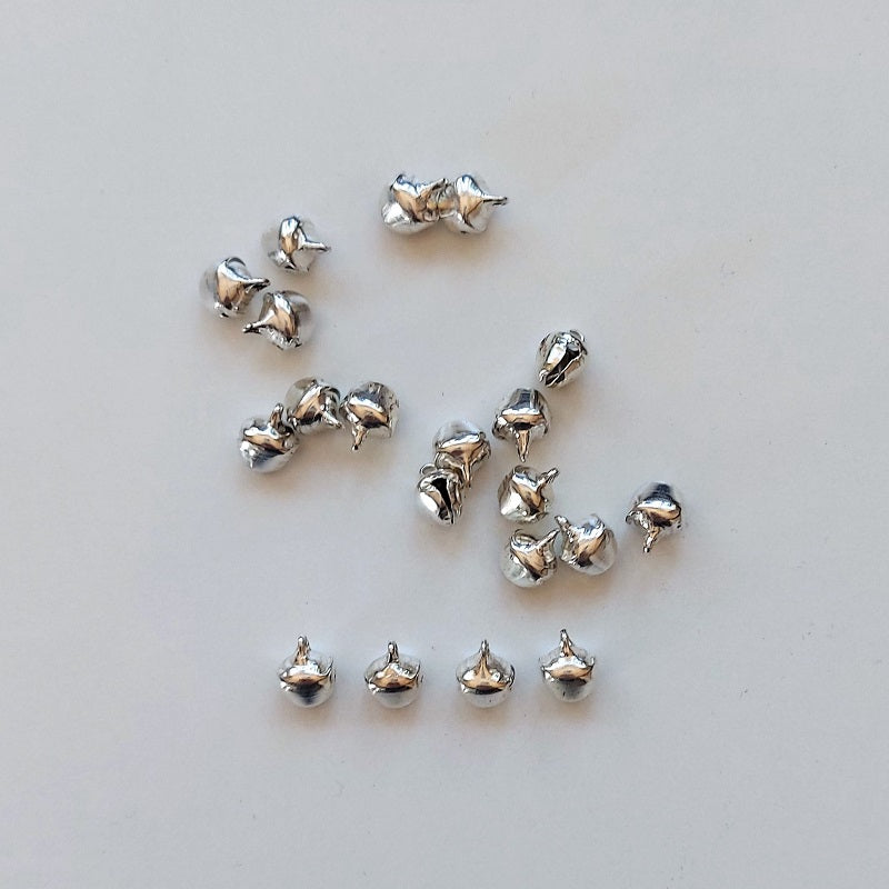 Metal miniature bells in shiny silver, 7 x 8 x 10 mm - pack of 30 piec ...